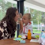 Astrid Coppens Instagram - Ik mag niemand meer aanraken van dokter Billie-Ray 🩺🥼🏥 #pretendplay #momlife