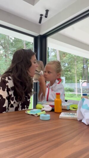 Astrid Coppens Instagram - Ik mag niemand meer aanraken van dokter Billie-Ray 🩺🥼🏥 #pretendplay #momlife