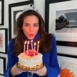Astrid Coppens Instagram - Genieten van mijn speciale dag met het gezin, omringd door liefde en heerlijke taart! 🎉🍰 #VerjaardagsVreugde