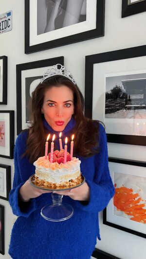 Astrid Coppens Instagram - Genieten van mijn speciale dag met het gezin, omringd door liefde en heerlijke taart! 🎉🍰 #VerjaardagsVreugde