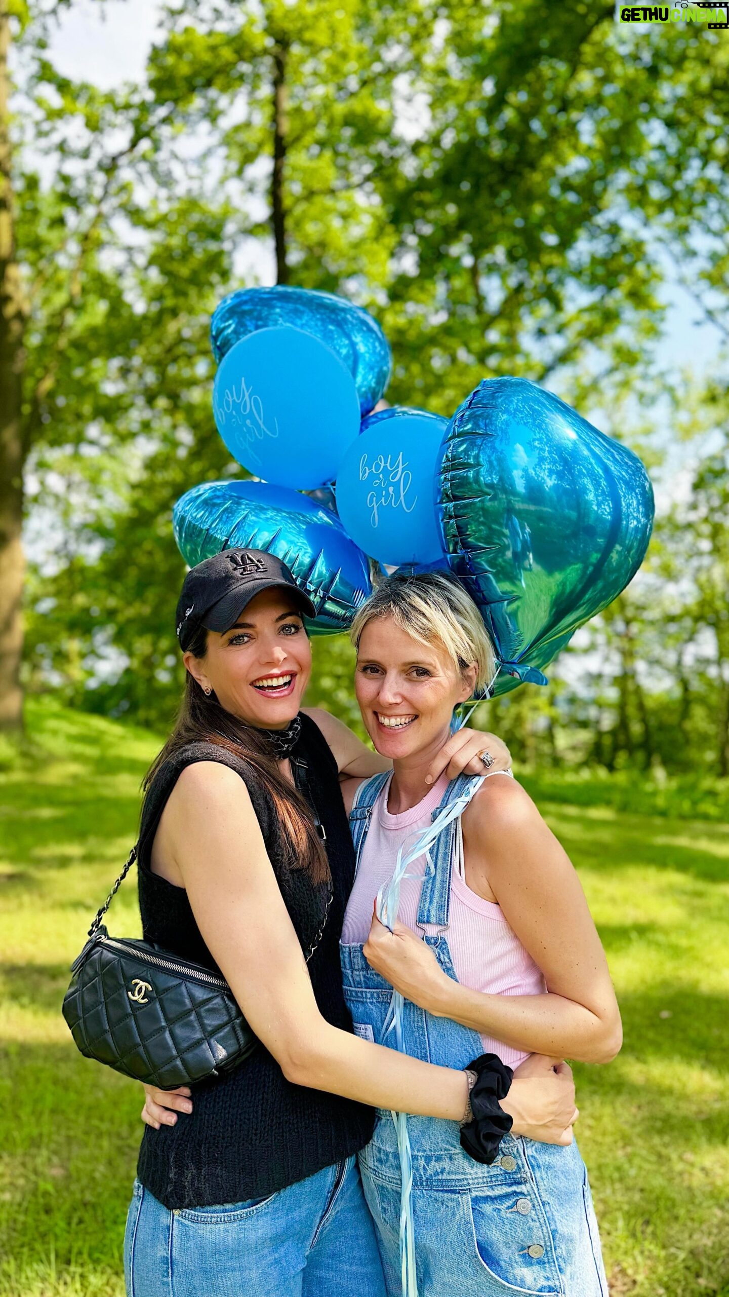 Astrid Coppens Instagram - De spannendste #genderreveal ever van mijn bff @stephanieclerckx 💗💙 Welke wielrenner gaat winnen? 🚴🏻♀️🚴♂️