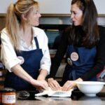 Astrid Coppens Instagram - We willen graag dit recept van onze Provençaalse quiche met jullie delen! Snel klaar, zeer lekker en ideaal voor de -hopelijk- zonnige dagen die eraan komen. We maakten dit gerecht klaar voor een double date met onze mannen, en alles was op. Hopelijk smaakt het jullie ook zo. 🕑40 minuten 🍴 4 personen 1 handvol halfgedroogde tomaten in olijfolie 1 bol mozzarella 1 pot think tomato original 10 blaadjes verse basilicum (optioneel) 4 eieren 1 rol bladerdeeg 1 handvol pijnboompitjes geraspte parmezaan peper en zout Verwarm de oven op 180°C Leg het vel bladerdeeg in de bakvorm, druk het mooi aan en prik er met een vork gaatjes in. (Of gebruik bakparels zoals in dit filmpje). Zet gedurende 5 minuten in de oven. Snij ondertussen de mozzarella in blokjes en de halfgedroogde tomaten fijn. Doe de mozzarella, (optioneel) basilicum, pijnboompitjes en tomaten in een kom, samen met de 4 eieren en de pot think tomato. Meng alles goed en kruid met peper en zout. Verdeel de mengeling over het bladerdeeg. Werk af met de geraspte parmezaan. Bak de quiche 30 minuten in een voorverwarmde oven van 180° C. Serveren met een fris slaatje. Smakelijk! #recept #quiche #veggie #thinktomato #food #lekker #gezond #ovengerecht #foodgram