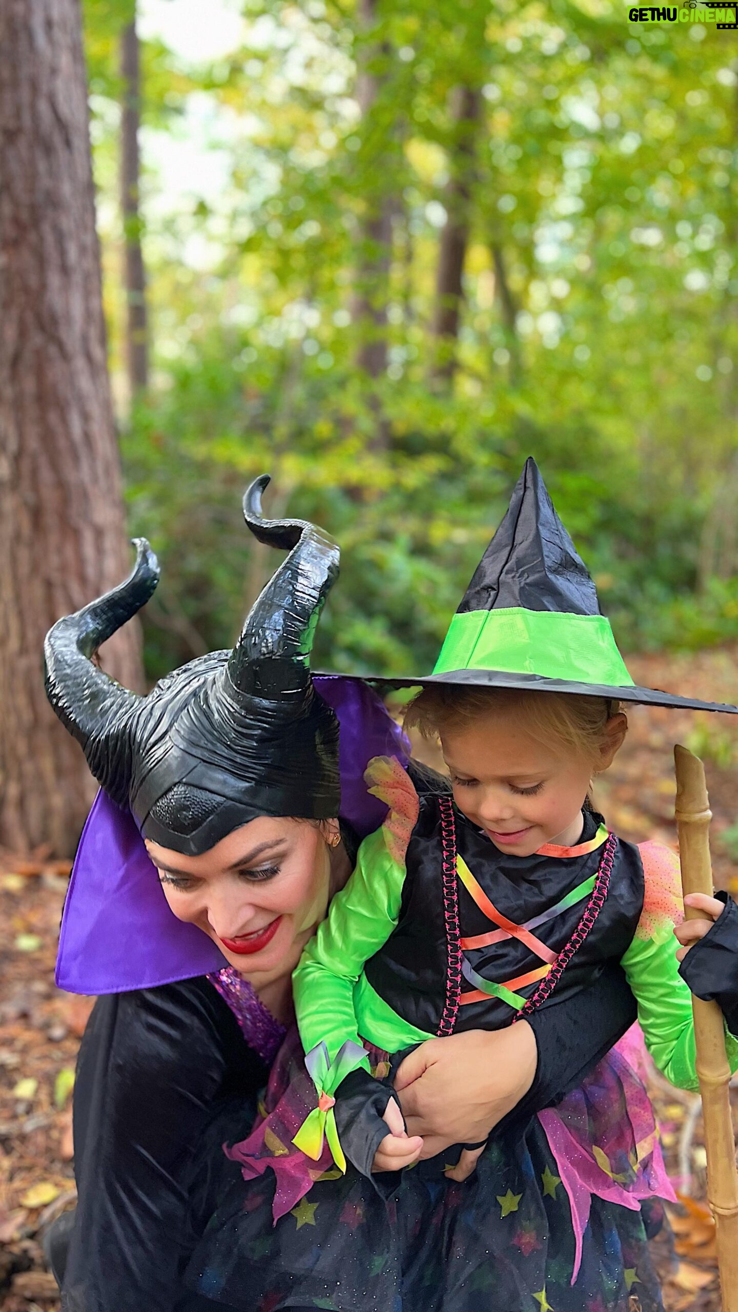 Astrid Coppens Instagram - Happy Halloween ๐๐๐ป๐งน #halloween #maleficent #halloweencostume #halloweenmakeup #halloweendecor