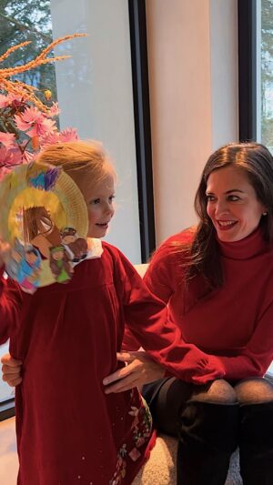 Astrid Coppens Instagram - Jingle Bells, Jingle Bells, 🎼🎶🔔 Zalige Kerst aan al mijn lieve volgers 🎄 Billie-Ray heeft dit liedje speciaal geleerd voor haar nonkel Lau @laurensnuyens omdat die van Amerika is gekomen 🤣