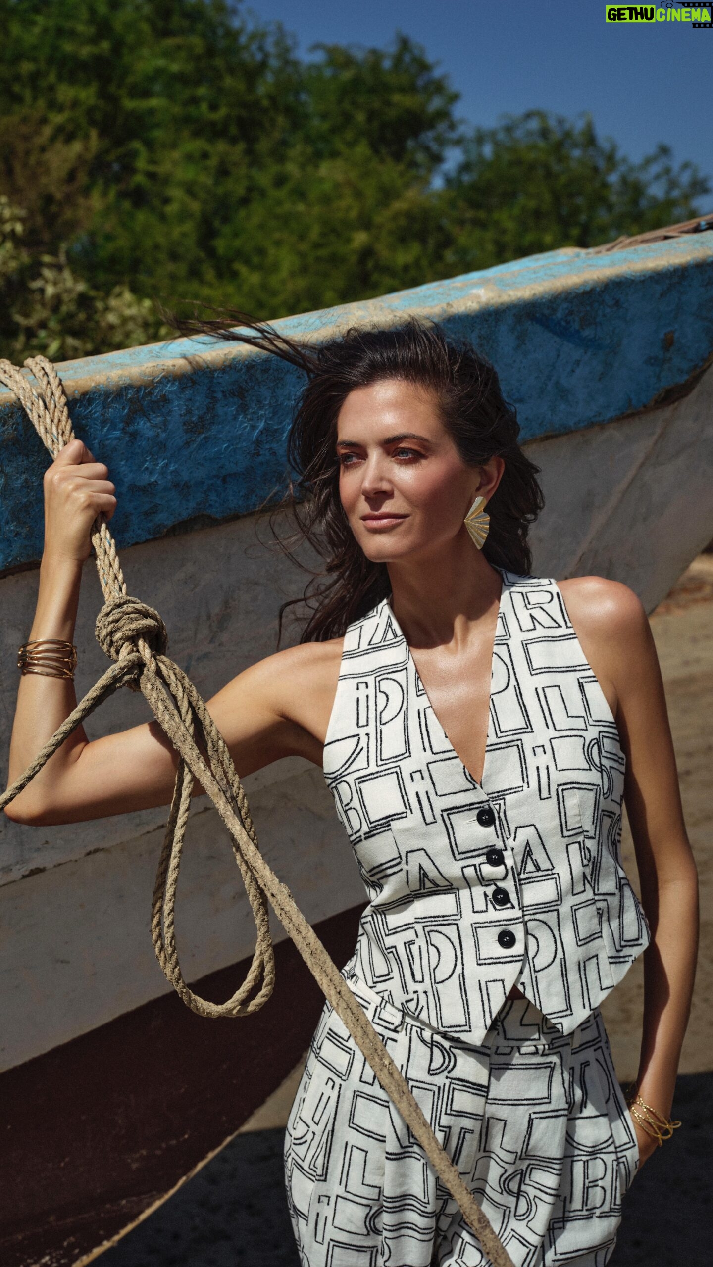 Astrid Coppens Instagram - New In 👌🏻 #advertentie Linen/viscose ensemble. Deze look kan je op zoveel manieren stylen. #styledbyastrid #astridblacklabel Broek; harp Mouwloze gilet; hilly Aplaca trui;romanie Sandalen; sanny Witte broek; vintage #astridblacklabel Ballerina; @zara Ceintuur; @celine
