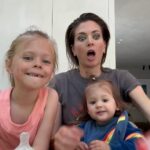 Astrid Coppens Instagram - En toen kreeg Joey-Lee nogmaals telefoon ☎️📞#rollenspel Alles is fictief buiten dat Joey-Lee echt een kindje een duwke heeft gegeven bij de crèche 😅 #momlife