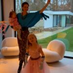 Astrid Coppens Instagram - Gisterenavond was ons huisje vol magie 💕💖💞💗#family #momlife #dancing