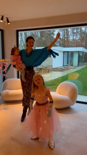 Astrid Coppens Instagram - Gisterenavond was ons huisje vol magie 💕💖💞💗#family #momlife #dancing