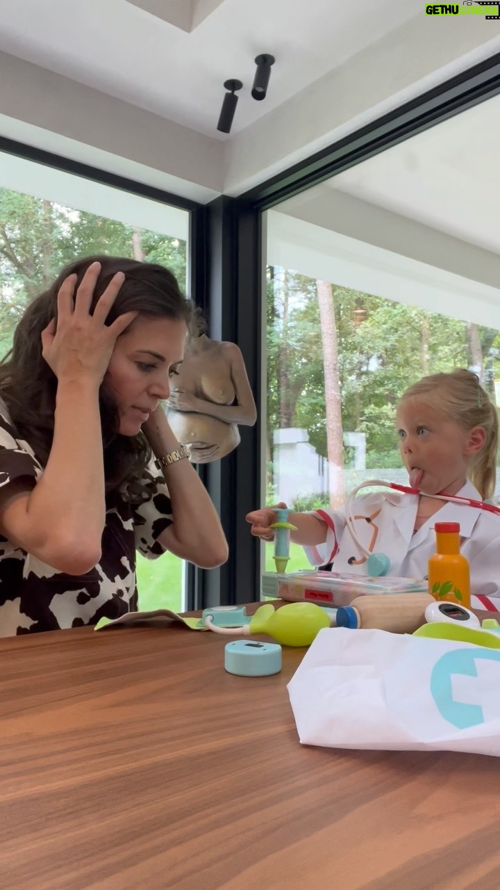 Astrid Coppens Instagram - Misschien moet dokter Billie-Ray bij de verkeerspolitie gaan werken 🚦#pretendplay #momlife
