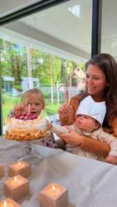 Astrid Coppens Instagram - Joey-Lee 24-10-2022 vandaag ben jij 1 jaartje jong en 1 jaar geleden heb jij ons leven compleet gemaakt ❤️🎂🎈🥳🎉 (haar kroontje was een beetje te groot ☺️) #joeylee #billieray #kids #birthday