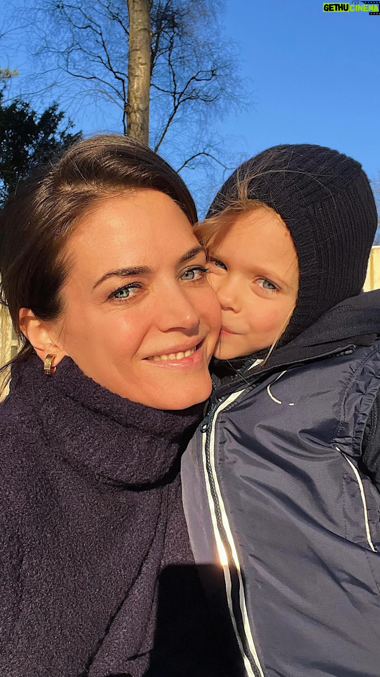 Astrid Coppens Instagram - Rennen door de sneeuw met mijn kleine avonturier, Billie-Ray. Ontdekking van de dag: sneeuw smaakt verrassend goed! ❄️🌨️ #WinterWonderland #BillieRayAdventures #snowfun #sneeuwpret #sneeuw #family #momlife