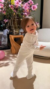Astrid Coppens Instagram - Wanneer de kids wakker zijn vóór 6u op een zondag en je dochtertje je zegt; mama je bent amazing 💕🥳🤩 #family #mykidsmyworld