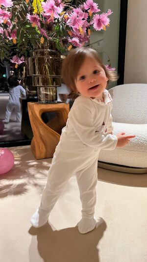 Astrid Coppens Instagram - Wanneer de kids wakker zijn vóór 6u op een zondag en je dochtertje je zegt; mama je bent amazing 💕🥳🤩 #family #mykidsmyworld