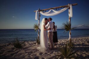Astrid Coppens Instagram - 6-12-2016 💍👰🏻‍♀️🤵🏻‍♂️In the USA, copper, an icon of strength, beauty and wealth, represents the 7th anniversary. Its malleable nature perfectly reflects the love of a married couple who must yield to each other’s will, while as a good conductor, copper represents the warmth between the couple #marriage #huwelijksverjaardag #brastrid #aman #amanyara