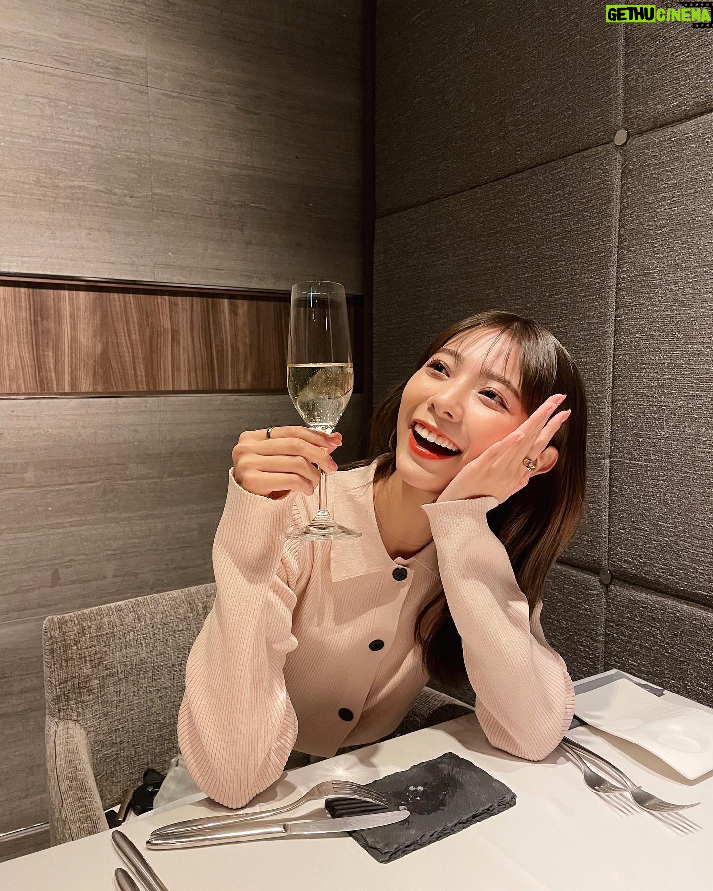 Asuka Kawazu Instagram - 22歳になりました。 いつも応援ありがとうございます! 良いお知らせも出来そうです☺︎ (肘ついてますがお許しを...)