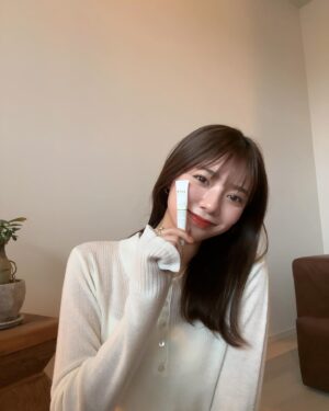 Asuka Kawazu Instagram - ⁡
@opi のネイルOPI YourWay!シリーズ
⁡
ジェルをしている時期もあったりで
自爪が薄くなりがちなのですが
マニキュアなので気軽にカラーを楽しめます🤲🏻
⁡
乾くのもとっても早くて
外出前に急に塗りたくなった時もおすすめ🥺
⁡
OPIのベストセラー
ペンタイプのネイルオイルは
持ち運びやすいので外出先でも塗りやすく
自宅タイプもあるのも良き☺︎
Amazon楽天でも買えますよ〜！
⁡
#PR #OPI #マニキュア #ネイルオイル
#opiyourway 
@opi_japan
