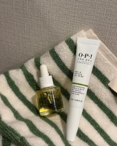 Asuka Kawazu Instagram - ⁡ @opi のネイルOPI YourWay!シリーズ ⁡ ジェルをしている時期もあったりで 自爪が薄くなりがちなのですが マニキュアなので気軽にカラーを楽しめます🤲🏻 ⁡ 乾くのもとっても早くて 外出前に急に塗りたくなった時もおすすめ🥺 ⁡ OPIのベストセラー ペンタイプのネイルオイルは 持ち運びやすいので外出先でも塗りやすく 自宅タイプもあるのも良き☺︎ Amazon楽天でも買えますよ〜！ ⁡ #PR #OPI #マニキュア #ネイルオイル #opiyourway @opi_japan