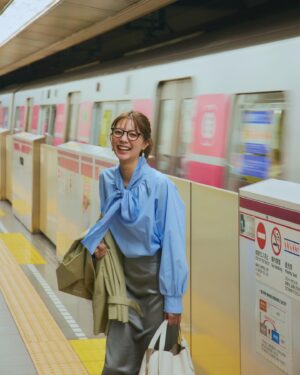 Asuka Kawazu Instagram - ⁡
cancam3月号発売になりました🫧
⁡
日常もおしゃれもお仕事服も
楽しくなるページがたくさん、、！
どのカットが選ばれるかわくわくでした。
⁡電車の風に吹かれて笑い転げながら
撮影しておりました☺️笑
⁡今回の企画でチアフルカラーを知り
明るく陽気な、元気の出るカラーということでした♡
⁡
チアフルカラーで明るくしゅわっとした
春を迎えられそう🐤
⁡
お手に取って下さりますように！
⁡
⁡
⁡
⁡
⁡
⁡