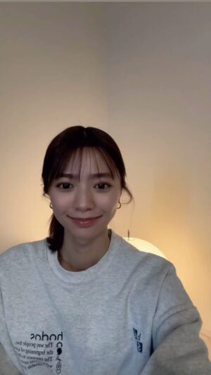 Asuka Kawazu Instagram - ⁡
イメージモデルをさせて頂いている
Glosstifyでヘアセット！
⁡ブラシとオイルでさらっと、ぷるつや髪🍑
⁡オイルは全身に使えるので
この時期は持ち運びもおすすめです☺︎
⁡#Glosstify
#pr