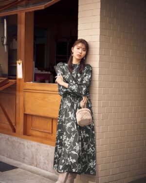 Asuka Kawazu Instagram - ⁡
本日発売　美人百花12月号
真冬の上品な着映え服は
PROPOTIONで見つかる♡
企画に初登場させて頂いております！
⁡
とっても嬉しい〜☺️
今回の企画の他のルックも素敵なので誌面にてぜひ！
⁡
クローゼットに入っていたらぱっと目を引くような
上品で華やかなアイテムやもこもこだったり
グレーカラーだったりワンピだったり♡
⁡
・ポイント
首元があくときはハーフアップダウンヘア
もこもこの時はアップスタイルがおすすめです！
⁡
・耳元が寂しくなるので、
大ぶりのイヤリングが良いです！推します🫶
⁡
ホリデーシーズンに向けて
今の時期から楽しみたいニットだったり
冬のファッションやメイクが盛り沢山！
⁡
クリスマス企画もわくわくするようなページでした
ぜひ♡
⁡
#美人百花