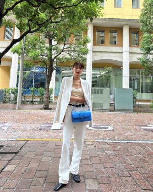 Asuka Kawazu Instagram - ⁡ ⁡
Longchamp
新作のボックス-トロット👜
⁡
コロっとしたフォルムと
情熱的なカラーがたまらない。
⁡
どんな日々にも気品を引き出す
都会的で洗練されたアイテム。
⁡
今回はジャケットに
合わせてみました🧥
⁡
#LongchampBoxTrot
#LongchampFW23
#ロンシャン #pr