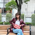 Asuka Kawazu Instagram - ⁡ ⁡ Longchamp 新作のボックス-トロット👜 ⁡ コロっとしたフォルムと 情熱的なカラーがたまらない。 ⁡ どんな日々にも気品を引き出す 都会的で洗練されたアイテム。 ⁡ 今回はジャケットに 合わせてみました🧥 ⁡ #LongchampBoxTrot #LongchampFW23 #ロンシャン #pr