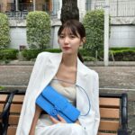 Asuka Kawazu Instagram - ⁡ ⁡ Longchamp 新作のボックス-トロット👜 ⁡ コロっとしたフォルムと 情熱的なカラーがたまらない。 ⁡ どんな日々にも気品を引き出す 都会的で洗練されたアイテム。 ⁡ 今回はジャケットに 合わせてみました🧥 ⁡ #LongchampBoxTrot #LongchampFW23 #ロンシャン #pr