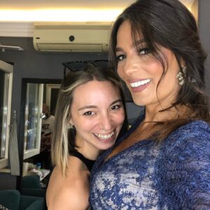Asuman Krause Instagram - Sinsi,sinsi yaklaşıyordu 🐍 🤣🤣🤣@ozgegezen ❤️ (kaydırın ki görün sinsiliği🤣) @asumankrausestyle  ın kreatörü🤗🙏🏽 #aileleryarışıyor #familyfeud #360tv #stildanışmanı #styling #asumankrause #kameraarkası #eğlence #yarışma  Gencolar ;bir 🧿da alalım tabii😜