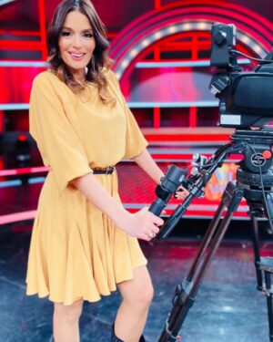 Asuman Krause Instagram - Emekçi Kadın💃🏻👊🏼 @aileleryarisiyor  #yarışma @serafilmservices  @tv360comtr  #kameraarkası #kamera  #camera 👗 @utopianonline