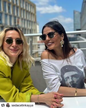 Asuman Krause Instagram - Yapımcımla daha da kritik🤣 @sedacetinkayya  @aileleryarisiyor