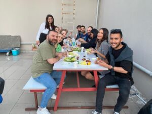 Asuman Krause Instagram - Canım ekiple çiğ köfte keyfi🤣 
@aileleryarisiyor