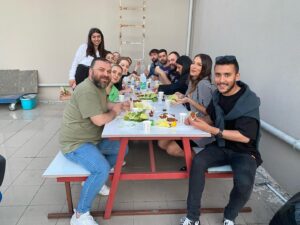 Asuman Krause Instagram - Canım ekiple çiğ köfte keyfi🤣 
@aileleryarisiyor