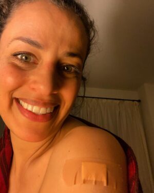 Athena Karkanis Instagram - I got my Johnson and Johnson vaccine today!! 🙏🏽🥳🥲 So grateful to all those working tirelessly to get us all jabbed! #planyourvaccine #rollupyoursleeves