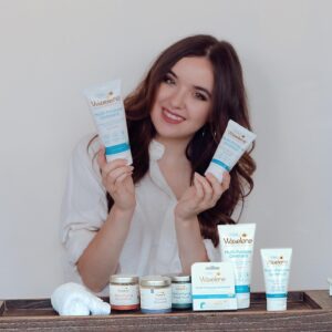 Aubrey K. Miller Instagram - I don’t gatekeep! @waxelene is a holy grail beauty product for me. It’s certified cruelty-free by PETA and Leaping Bunny, petroleum-free, organic, recyclable & hypoallergenic, making it a standout alternative for petroleum jelly, which has SO many harmful properties. It’s FAST acting, which has made everyone I’ve shared it with on set immediately purchase the largest bottle they could find haha. I truly can’t say enough about how much I love and use this product on the daily so now you’ll just have to try it for yourself. Thank you Waxelene 💛🩵

#Waxelene #crultyfree #skincare