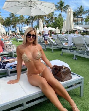 Audrey Pinault Instagram - Miami Throwback ☀️🌴
.
.
.
.
.
#miami #missyou #miamivibes #memories #travel #travelmemories #vacay #vacationvibes #goodvibes #positivevibes #vibesdontlie #picoftheday