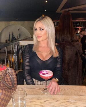 Audrey Pinault Instagram - When I see my food coming 👀
.
.
.
.
.
#food #foodie #foodlover #hungry #goingout #nightout #goodtimes #montreal #friends #cocktail #drinks #drinkstagram #blonde #shorthair #shortnails