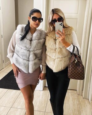 Audrey Pinault Instagram - My sister is the one person who truly knows me as I know her ❤️
Love you @xnikitaaa_x 👯‍♀️
Faux-Fur Vest @audoraboutique ❄️