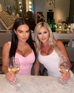 Audrey Pinault Instagram - Friends come in and out of your life. Only the real ones stay ❤️