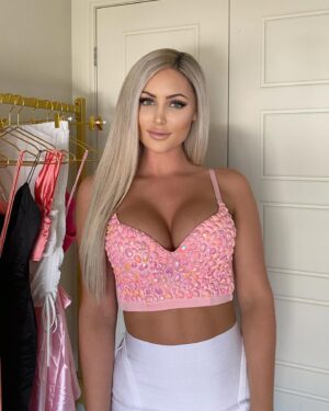 Audrey Pinault Instagram - 𝙇𝙚𝙖𝙫𝙚 𝙖 𝙡𝙞𝙩𝙩𝙡𝙚 𝙨𝙥𝙖𝙧𝙠𝙡𝙚 𝙬𝙝𝙚𝙧𝙚𝙫𝙚𝙧 𝙮𝙤𝙪 𝙜𝙤 💖
 @audoraboutique 
.
.
.
.
.
#audorababe #pinkgem #top #rhinestones #clothing #classy #classyfashion #styleoftheday #outfitoftheday #outfitgoals #dresstoimpress #fashionistastyle