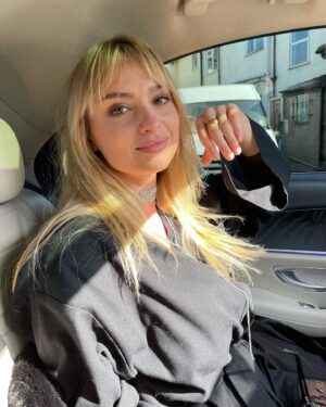 Aurélie Pons Instagram - Quand on me dit que l’été arrive 👀