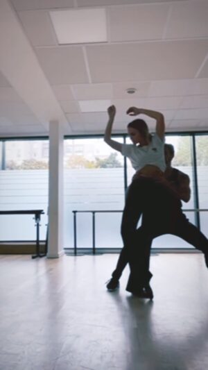 Aurélie Pons Instagram - 1 an après dals j’ai retrouvé cette vidéo de notre (la toute première de ma vie) rumba, et je la trouve jolie. Cette aventure raisonne désormais comme un doux souvenir et une grande fierté. Merci sacré @dals_tf1 🤍