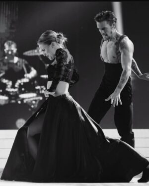 Aurélie Pons Instagram - Dancing with my star 🌌

Merci @dals_tf1 de mettre de la magie dans ma vie.