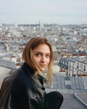 Aurélie Pons Instagram - Aurélie in Paris😅