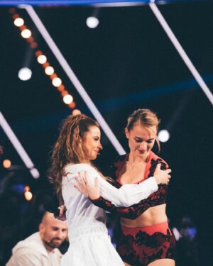 Aurélie Pons Instagram - Dancing with my star 🌌

Merci @dals_tf1 de mettre de la magie dans ma vie.