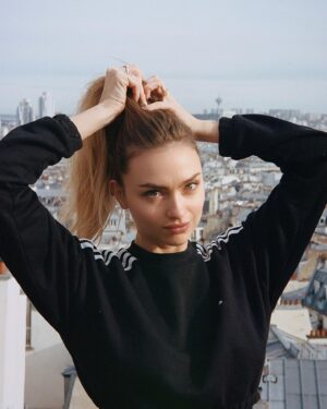 Aurélie Pons Instagram - Aurélie in Paris😅