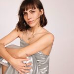 Aura Garrido Instagram - Aura Garrido (@aura_garrido)se alía con las piezas más deseadas de @tousjewelry para formar un tándem tan atractivo como radiante. “Todos hemos crecido con Tous como referente de la joyería en España”, sentencia Aura Garrido (Madrid, 1989). La actriz puede presumir, no solo de haber tenido piezas de la firma, sino de haberlas lucido en varios eventos. También de ser uno de los rostros del año. Y es que este 2024 la tendremos por partida triple: en la miniserie Invisible, que emitirá Disney , en la serie Santuario (atresplayer) y en el reparto coral de la película Historias. Por @chus.salido Fotografía @fededelibes Realización @francescarinciari Asistente de fotografía Bosco García Asistente de realización @pilucavalverde Maquillaje y peluquería @tragacetemakeup Manicura @nubia_soacha
