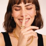 Aura Garrido Instagram - Aura Garrido (@aura_garrido)se alía con las piezas más deseadas de @tousjewelry para formar un tándem tan atractivo como radiante. “Todos hemos crecido con Tous como referente de la joyería en España”, sentencia Aura Garrido (Madrid, 1989). La actriz puede presumir, no solo de haber tenido piezas de la firma, sino de haberlas lucido en varios eventos. También de ser uno de los rostros del año. Y es que este 2024 la tendremos por partida triple: en la miniserie Invisible, que emitirá Disney , en la serie Santuario (atresplayer) y en el reparto coral de la película Historias. Por @chus.salido Fotografía @fededelibes Realización @francescarinciari Asistente de fotografía Bosco García Asistente de realización @pilucavalverde Maquillaje y peluquería @tragacetemakeup Manicura @nubia_soacha