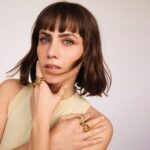 Aura Garrido Instagram - Aura Garrido (@aura_garrido)se alía con las piezas más deseadas de @tousjewelry para formar un tándem tan atractivo como radiante. “Todos hemos crecido con Tous como referente de la joyería en España”, sentencia Aura Garrido (Madrid, 1989). La actriz puede presumir, no solo de haber tenido piezas de la firma, sino de haberlas lucido en varios eventos. También de ser uno de los rostros del año. Y es que este 2024 la tendremos por partida triple: en la miniserie Invisible, que emitirá Disney , en la serie Santuario (atresplayer) y en el reparto coral de la película Historias. Por @chus.salido Fotografía @fededelibes Realización @francescarinciari Asistente de fotografía Bosco García Asistente de realización @pilucavalverde Maquillaje y peluquería @tragacetemakeup Manicura @nubia_soacha