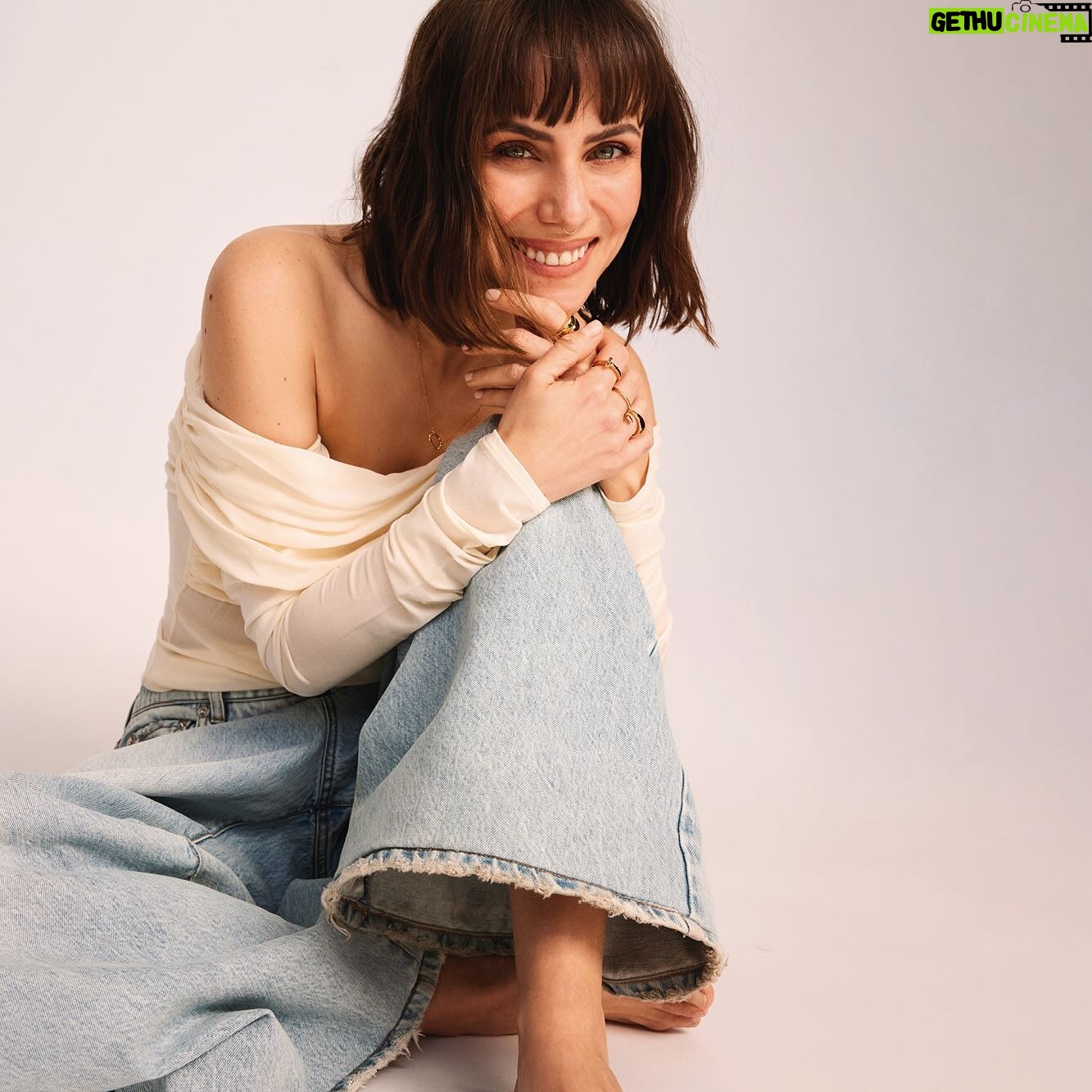 Aura Garrido Instagram - Aura Garrido (@aura_garrido)se alía con las piezas más deseadas de @tousjewelry para formar un tándem tan atractivo como radiante. “Todos hemos crecido con Tous como referente de la joyería en España”, sentencia Aura Garrido (Madrid, 1989). La actriz puede presumir, no solo de haber tenido piezas de la firma, sino de haberlas lucido en varios eventos. También de ser uno de los rostros del año. Y es que este 2024 la tendremos por partida triple: en la miniserie Invisible, que emitirá Disney , en la serie Santuario (atresplayer) y en el reparto coral de la película Historias. Por @chus.salido Fotografía @fededelibes Realización @francescarinciari Asistente de fotografía Bosco García Asistente de realización @pilucavalverde Maquillaje y peluquería @tragacetemakeup Manicura @nubia_soacha