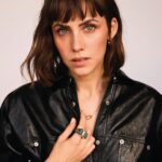 Aura Garrido Instagram - Aura Garrido (@aura_garrido)se alía con las piezas más deseadas de @tousjewelry para formar un tándem tan atractivo como radiante. “Todos hemos crecido con Tous como referente de la joyería en España”, sentencia Aura Garrido (Madrid, 1989). La actriz puede presumir, no solo de haber tenido piezas de la firma, sino de haberlas lucido en varios eventos. También de ser uno de los rostros del año. Y es que este 2024 la tendremos por partida triple: en la miniserie Invisible, que emitirá Disney , en la serie Santuario (atresplayer) y en el reparto coral de la película Historias. Por @chus.salido Fotografía @fededelibes Realización @francescarinciari Asistente de fotografía Bosco García Asistente de realización @pilucavalverde Maquillaje y peluquería @tragacetemakeup Manicura @nubia_soacha